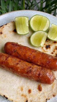 Chorizo santarosero con limon y arepa artesanal. 